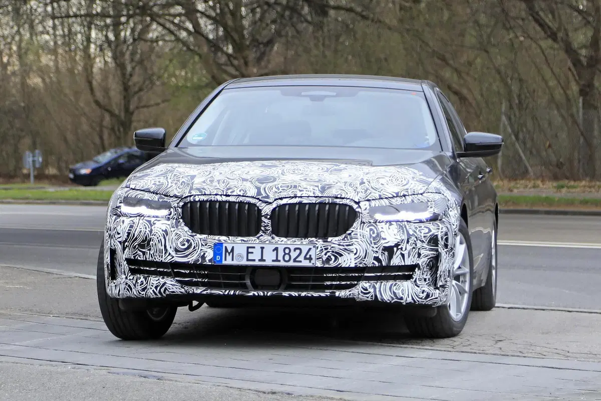 BMW Serie 5 restyling: per lei niente maxi griglia [Foto spia] (13)