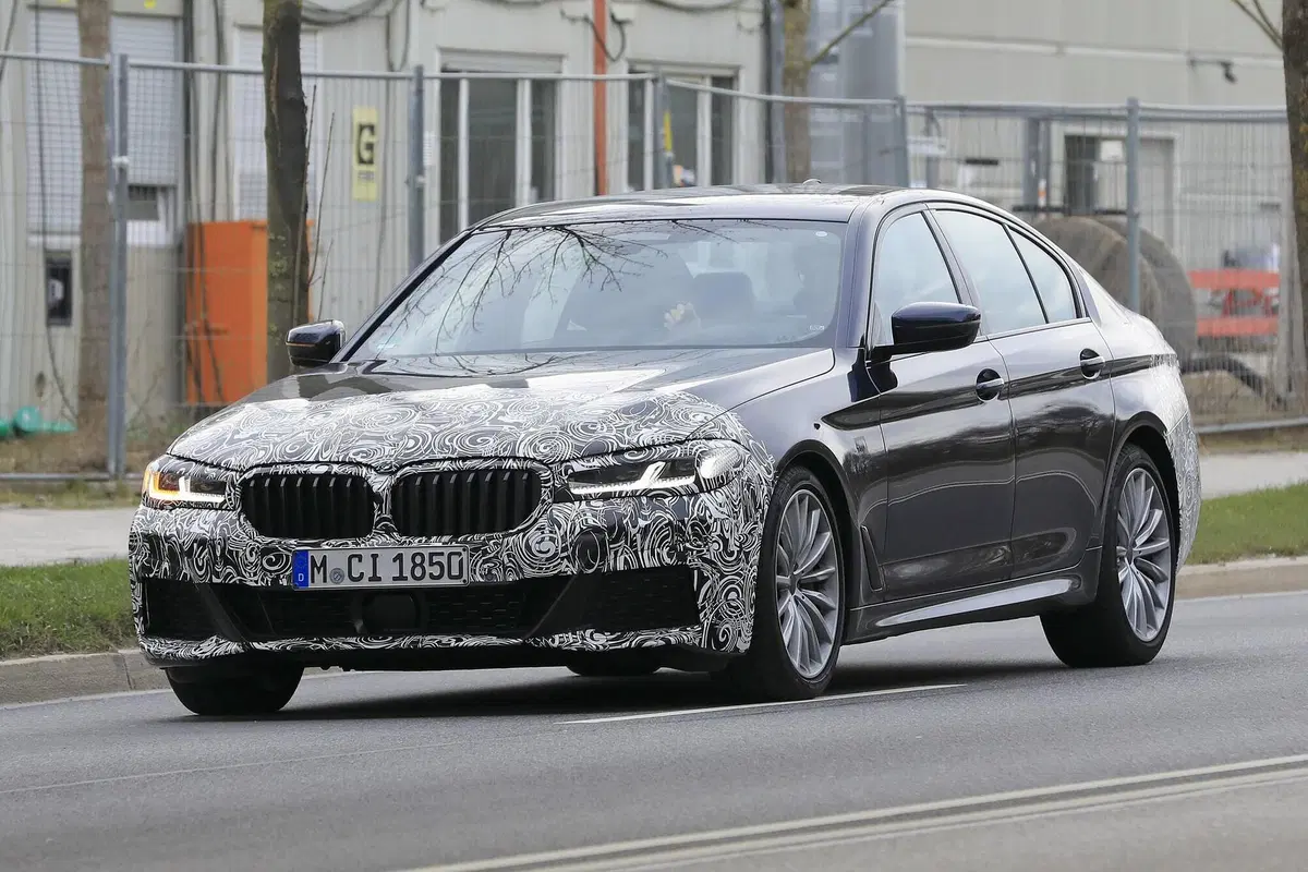 BMW Serie 5 restyling: per lei niente maxi griglia [Foto spia] (2)
