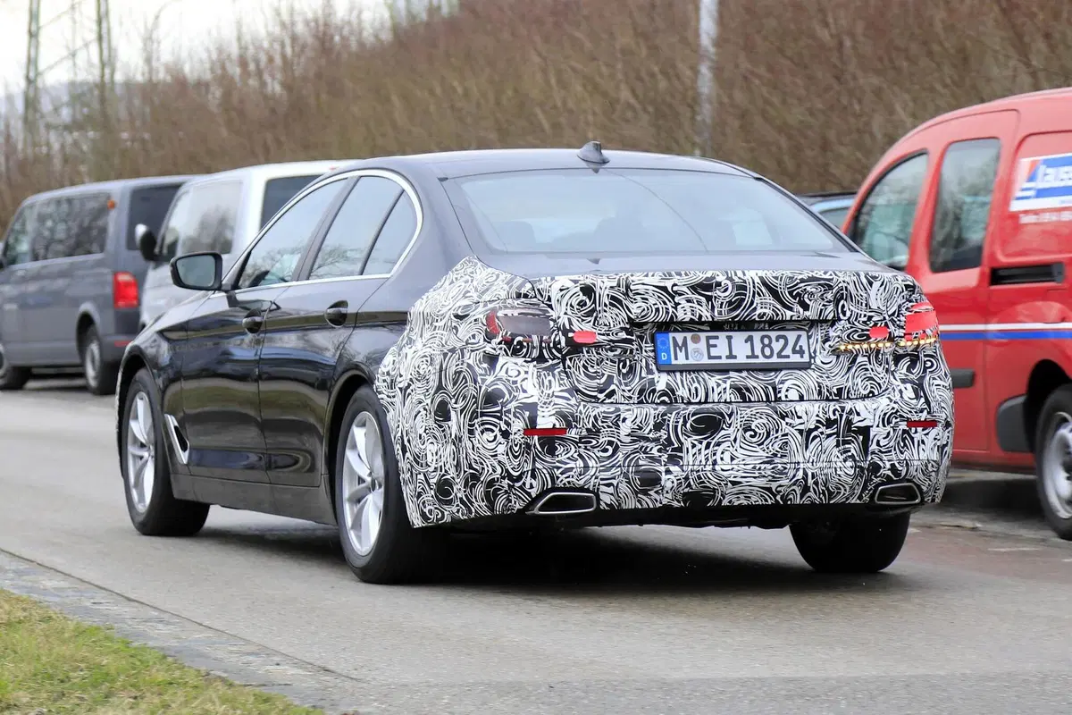 BMW Serie 5 restyling: per lei niente maxi griglia [Foto spia] (9)