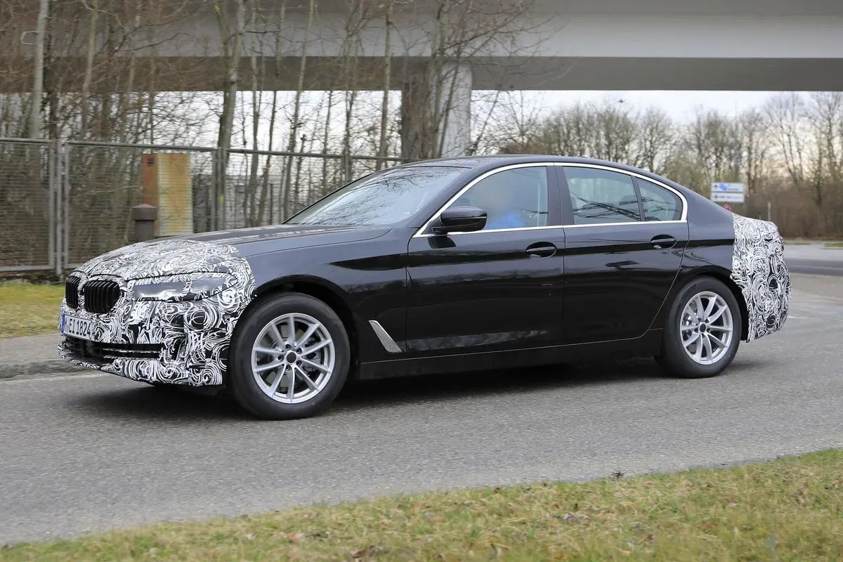 BMW Serie 5 restyling: per lei niente maxi griglia [Foto spia] (5)