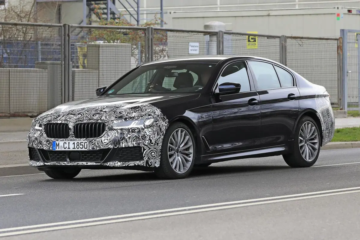 BMW Serie 5 restyling: per lei niente maxi griglia [Foto spia] (4)