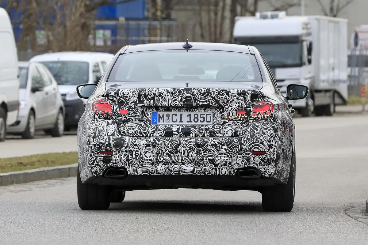 BMW Serie 5 restyling: per lei niente maxi griglia [Foto spia] (12)