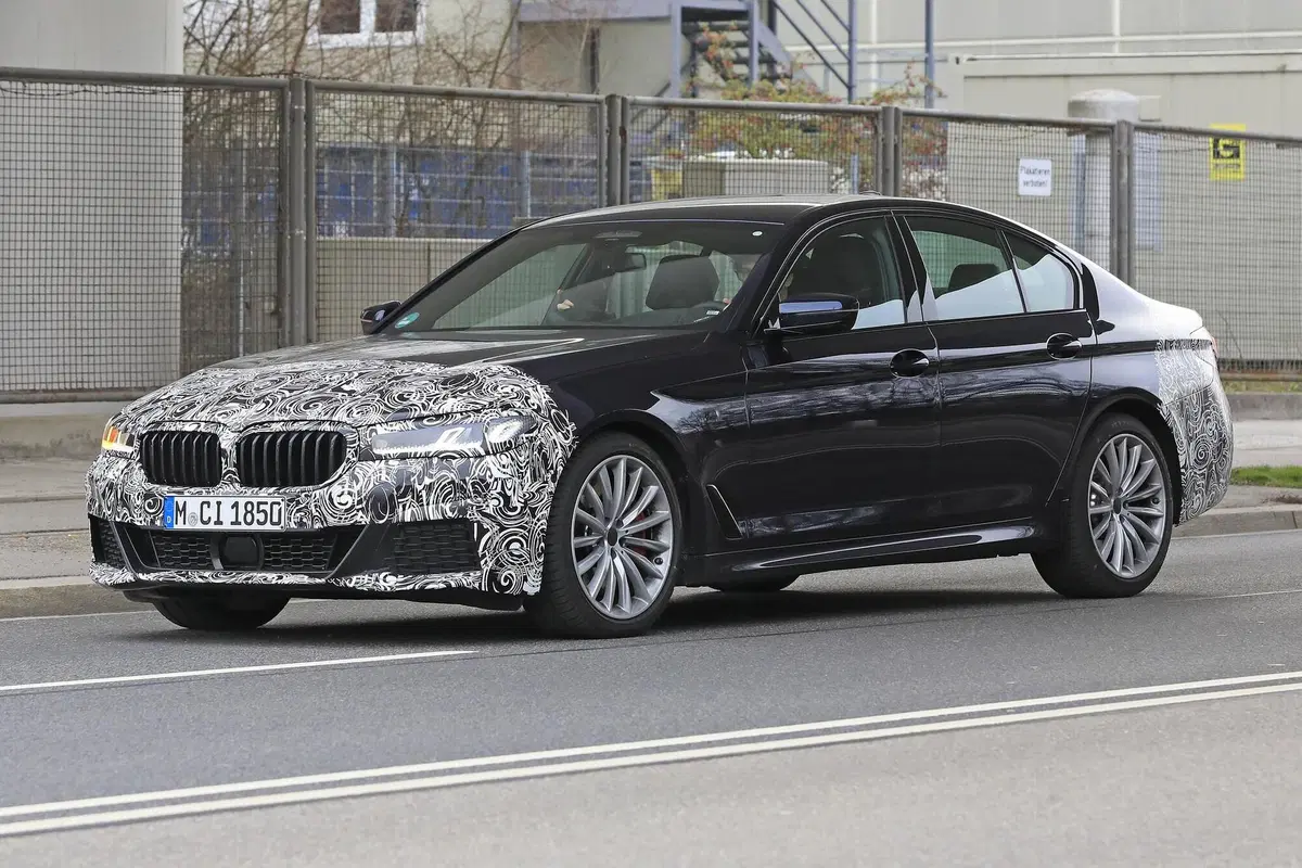 BMW Serie 5 restyling: per lei niente maxi griglia [Foto spia] (14)