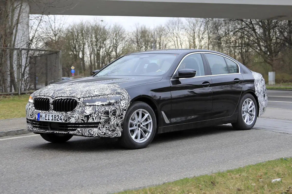 BMW Serie 5 restyling: per lei niente maxi griglia [Foto spia] (6)