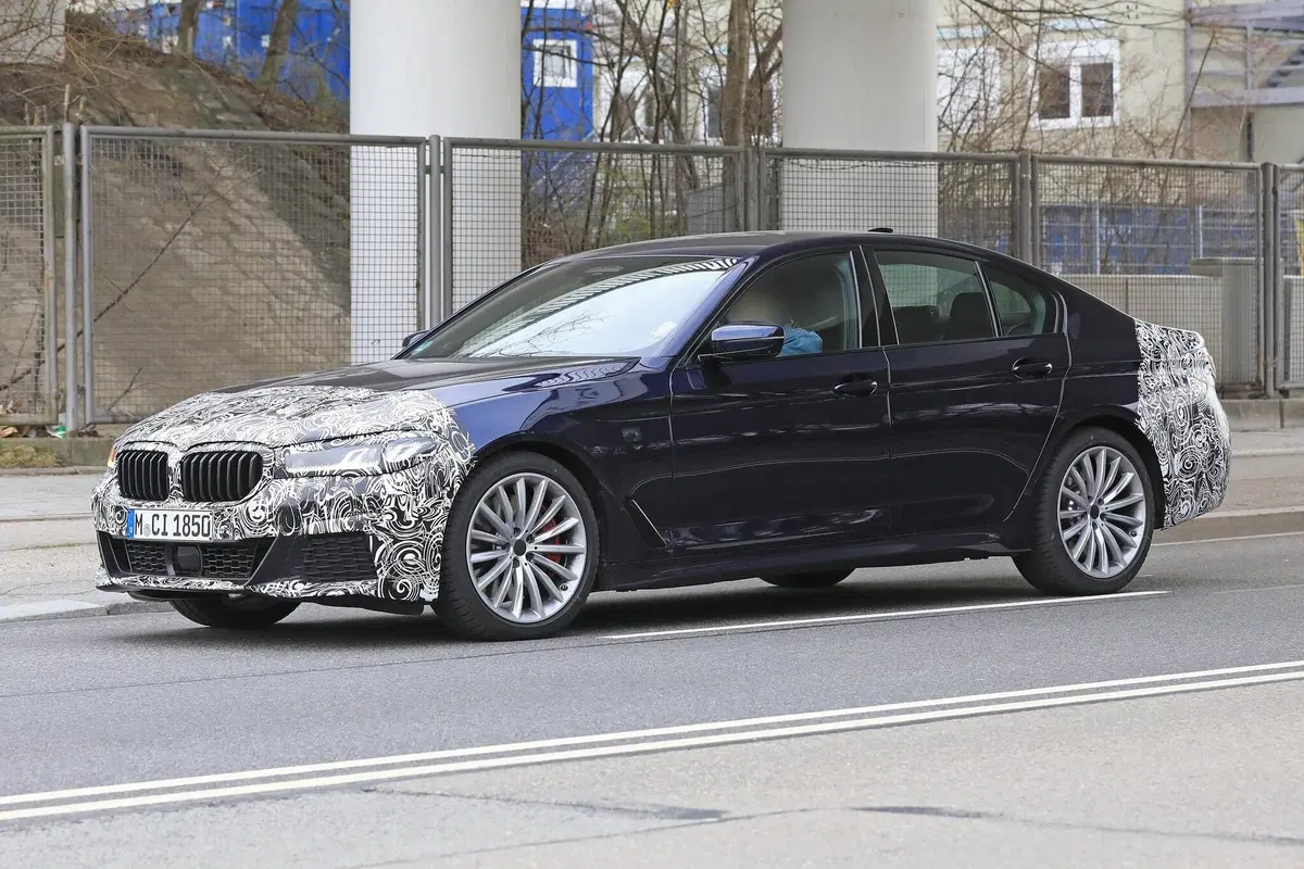 BMW Serie 5 restyling: per lei niente maxi griglia [Foto spia] (15)