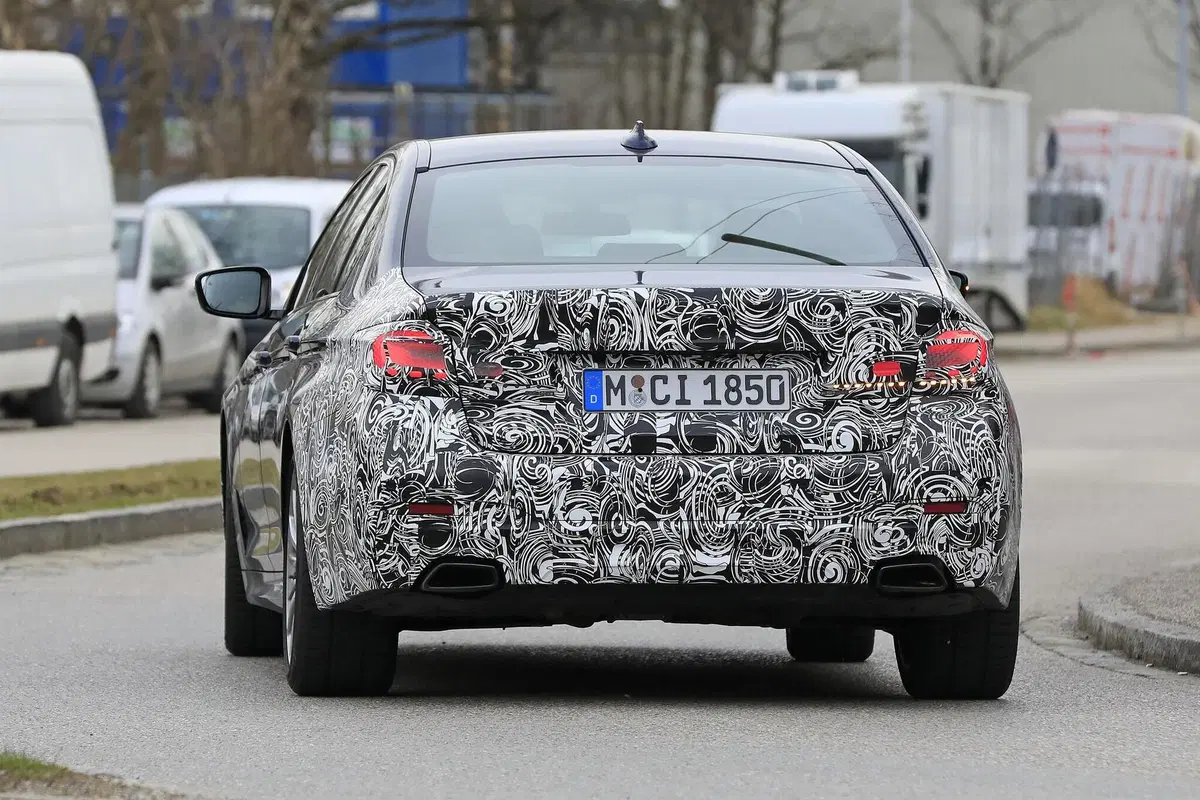 BMW Serie 5 restyling: per lei niente maxi griglia [Foto spia] (11)