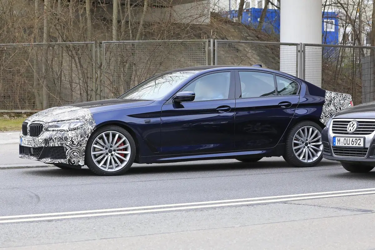 BMW Serie 5 restyling: per lei niente maxi griglia [Foto spia] (17)