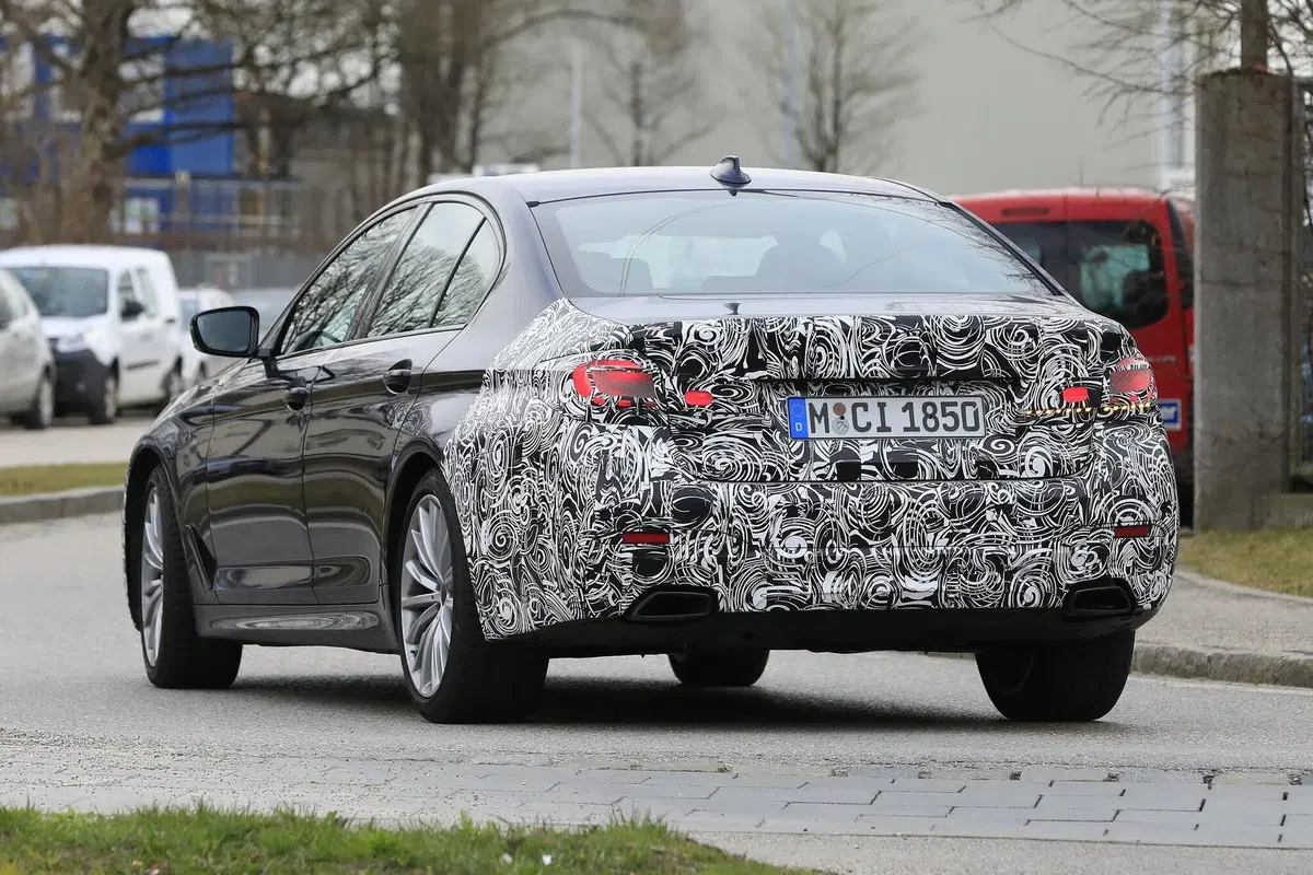 BMW Serie 5 restyling: per lei niente maxi griglia [Foto spia] (10)