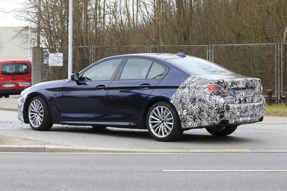 BMW Serie 5 restyling: per lei niente maxi griglia [Foto spia] (16)