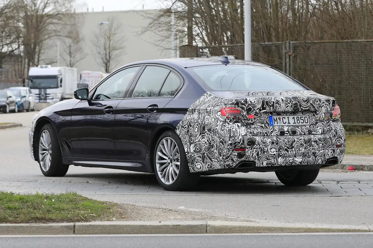 BMW Serie 5 restyling: per lei niente maxi griglia [Foto spia] (8)
