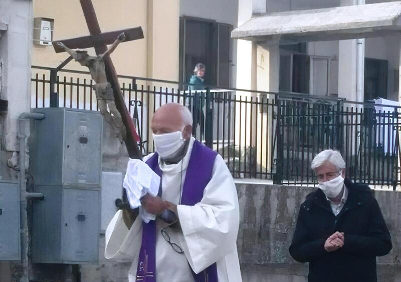 Multato parroco di Rocca Imperiale (Cosenza): era in processione con crocefisso