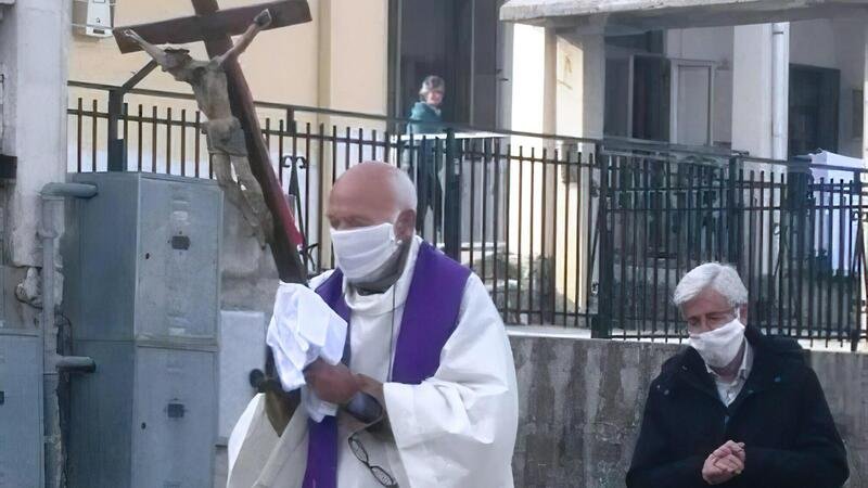 Multato parroco di Rocca Imperiale (Cosenza): era in processione con crocefisso