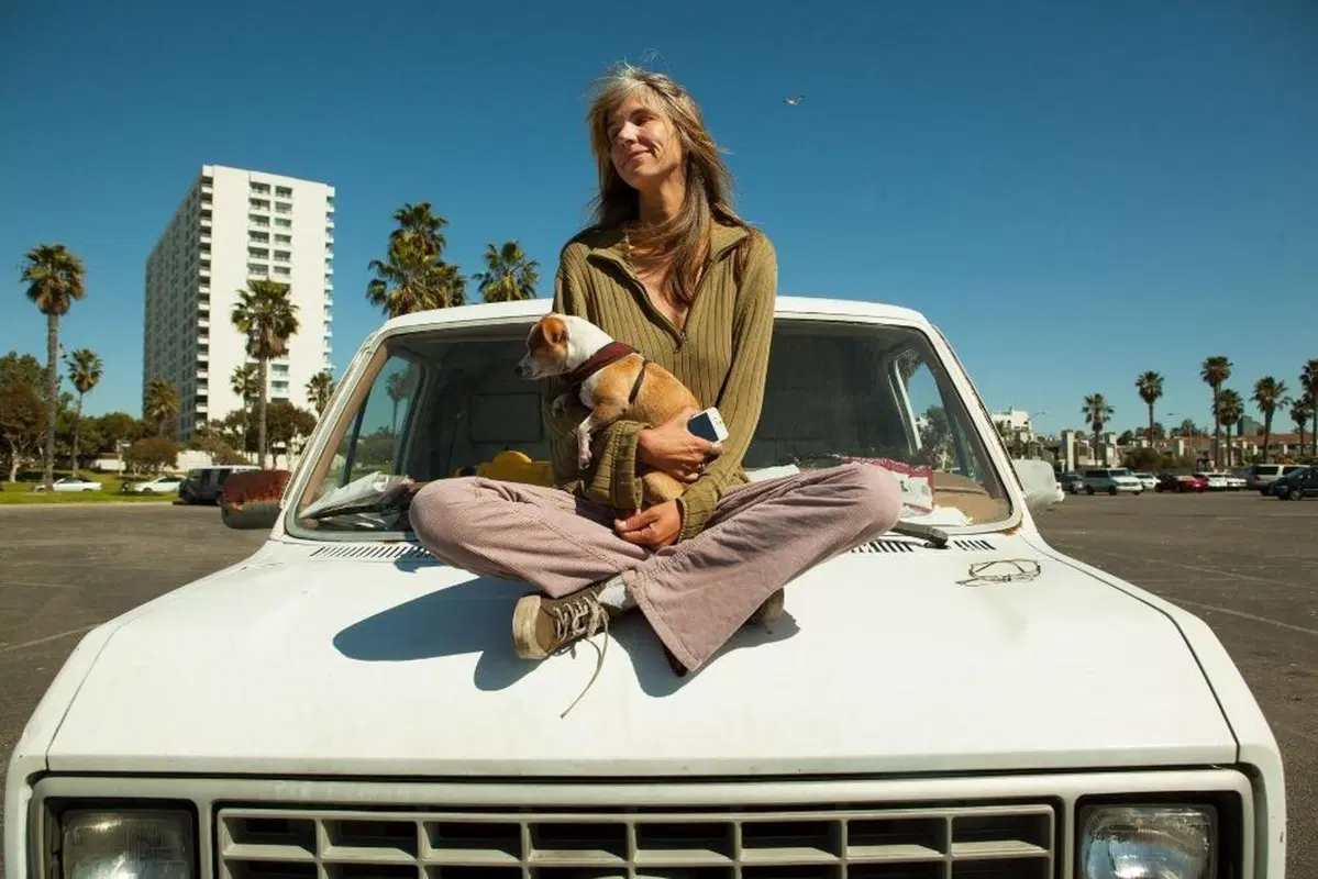 California USA, Il dramma dei senzatetto anche a L.A.: per le strade della città americana non solo ZEV autonomi, star di Hollywood e auto da sogno [foto gallery] (8)