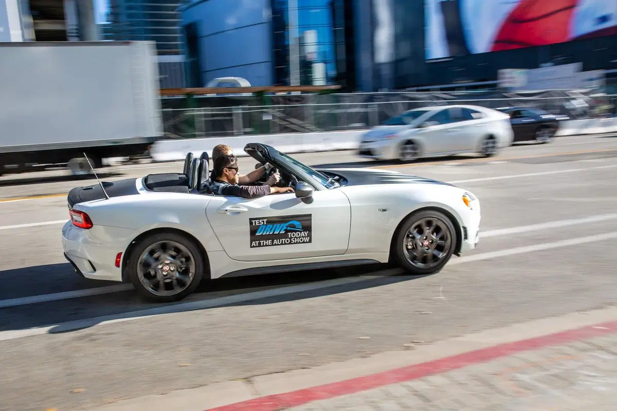 California USA, Il dramma dei senzatetto anche a L.A.: per le strade della città americana non solo ZEV autonomi, star di Hollywood e auto da sogno [foto gallery] (6)