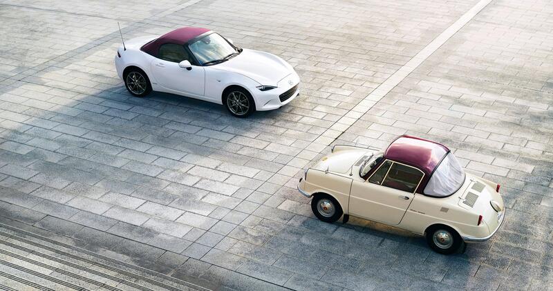 La nuova MX-5 a fianco della Mazda R360