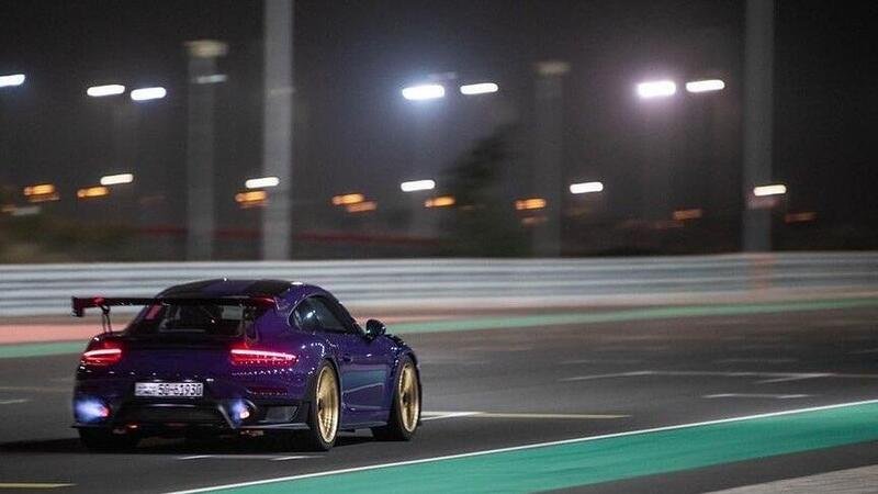 Porsche 911 GT2 RS Ultraviolet in Kuwait, foto spettacolari