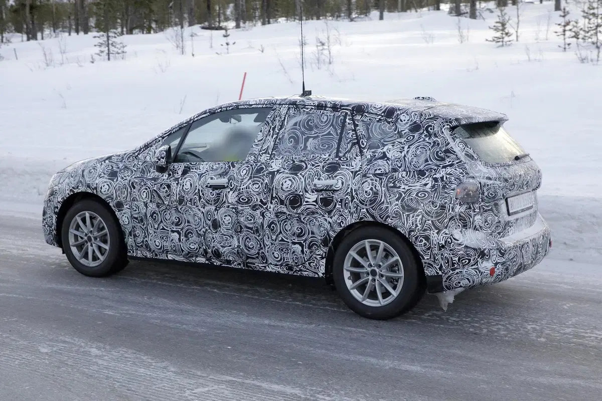 BMW Serie 2 Active Tourer: verso la nuova generazione [Foto spia] (26)