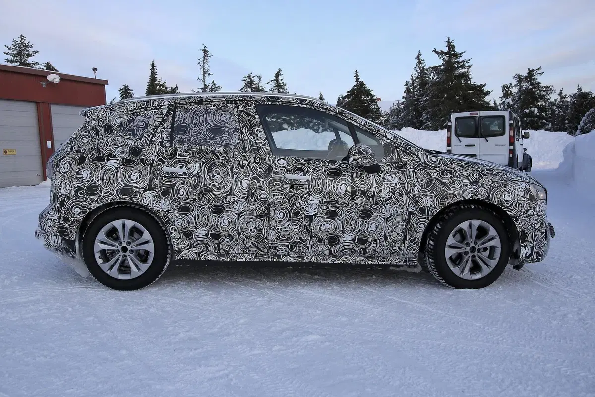 BMW Serie 2 Active Tourer: verso la nuova generazione [Foto spia] (17)