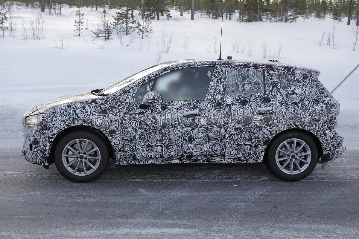 BMW Serie 2 Active Tourer: verso la nuova generazione [Foto spia] (23)