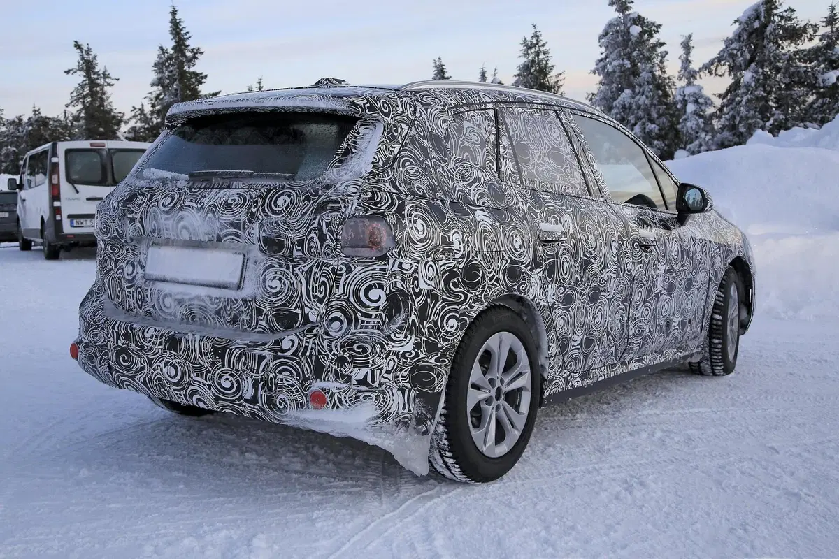BMW Serie 2 Active Tourer: verso la nuova generazione [Foto spia] (18)