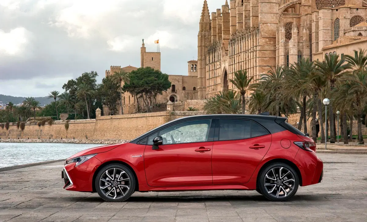 Toyota Corolla 2.0 Hybrid Lounge (2)
