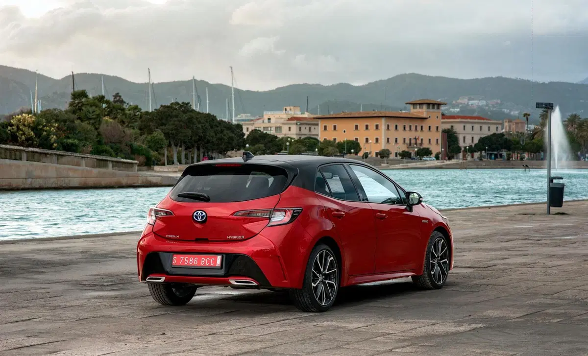 Toyota Corolla 2.0 Hybrid Lounge (4)