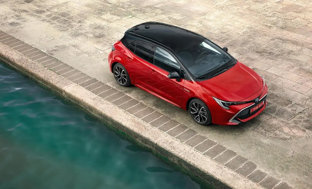 Toyota Corolla 2.0 Hybrid Lounge (6)