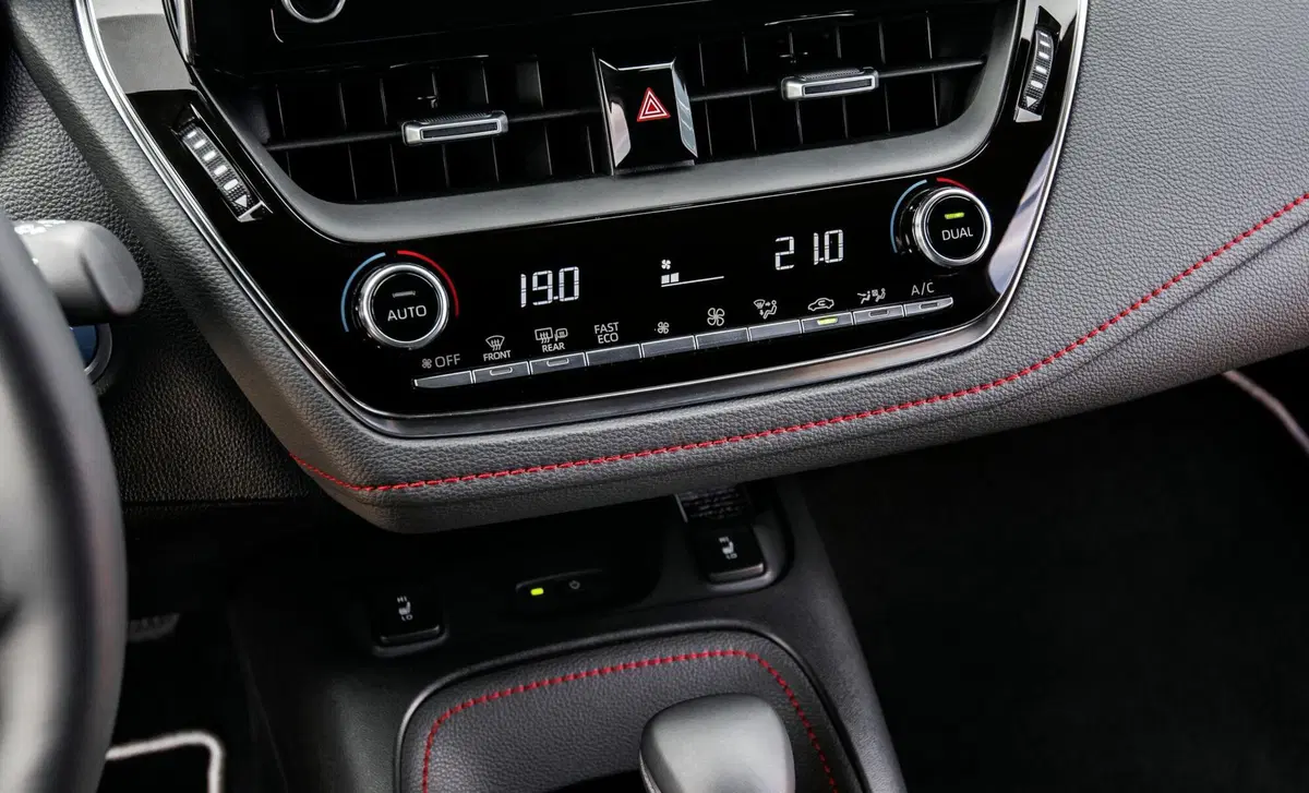 Toyota Corolla 2.0 Hybrid Lounge (16)