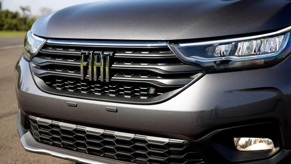 La griglia frontale accoglie il nuovo logo Fiat