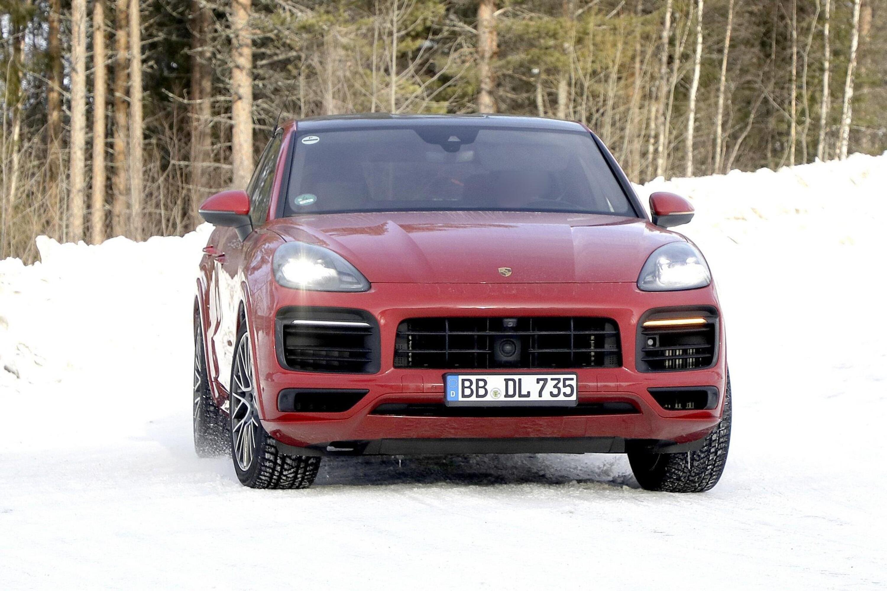 Porsche Cayenne Coup&eacute; GTS: avvistato sulla neve [Foto spia]