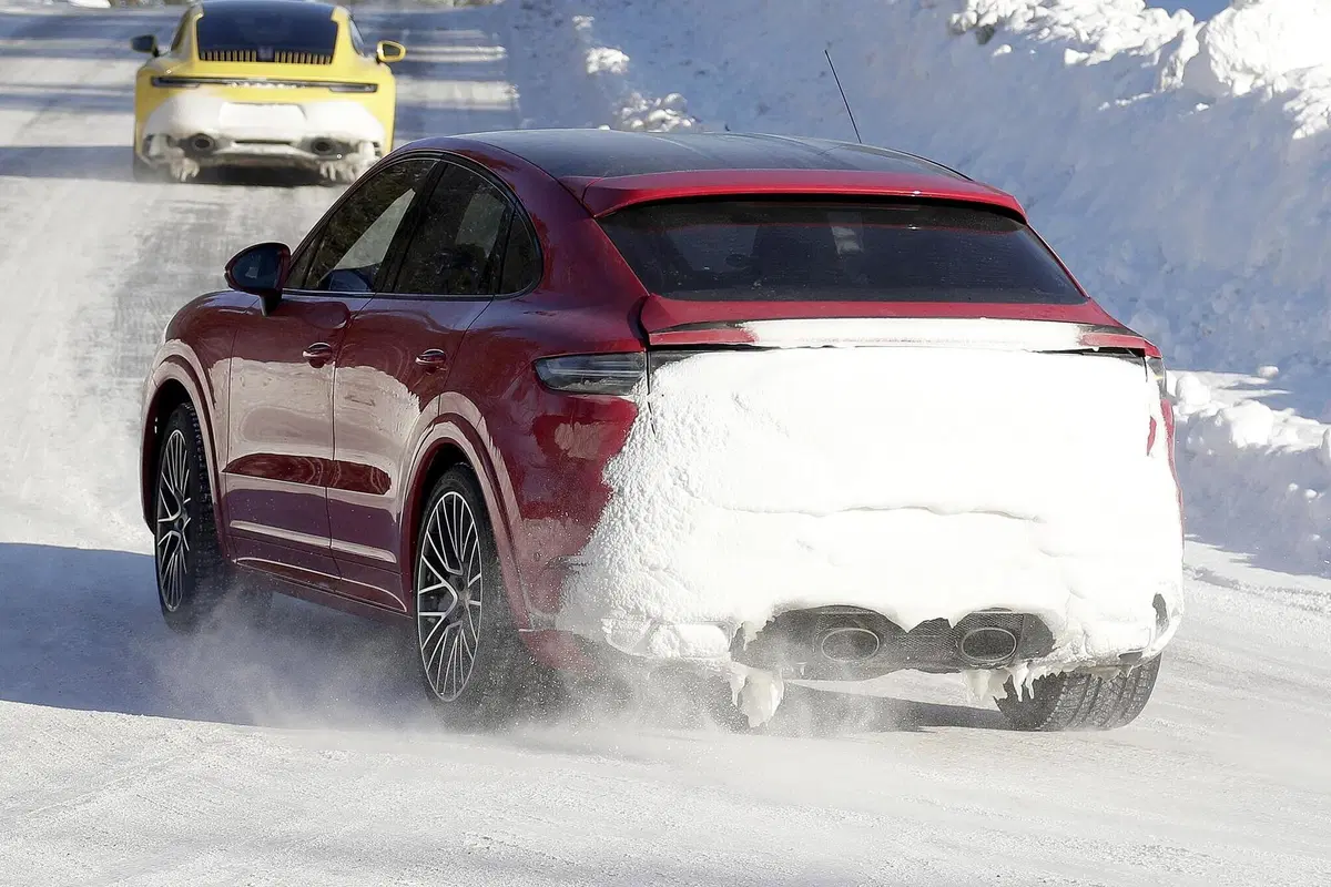 Porsche Cayenne Coupé GTS: avvistato sulla neve [Foto spia] (25)