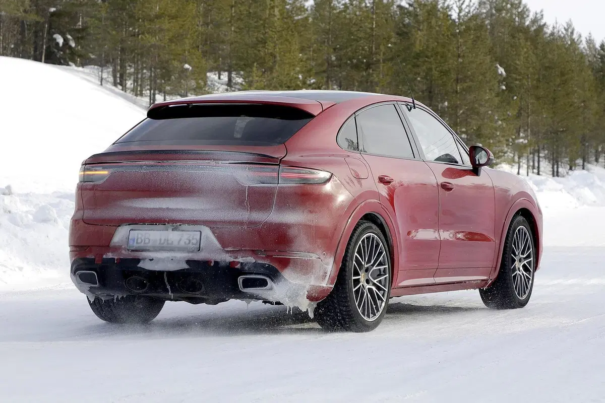 Porsche Cayenne Coupé GTS: avvistato sulla neve [Foto spia] (12)