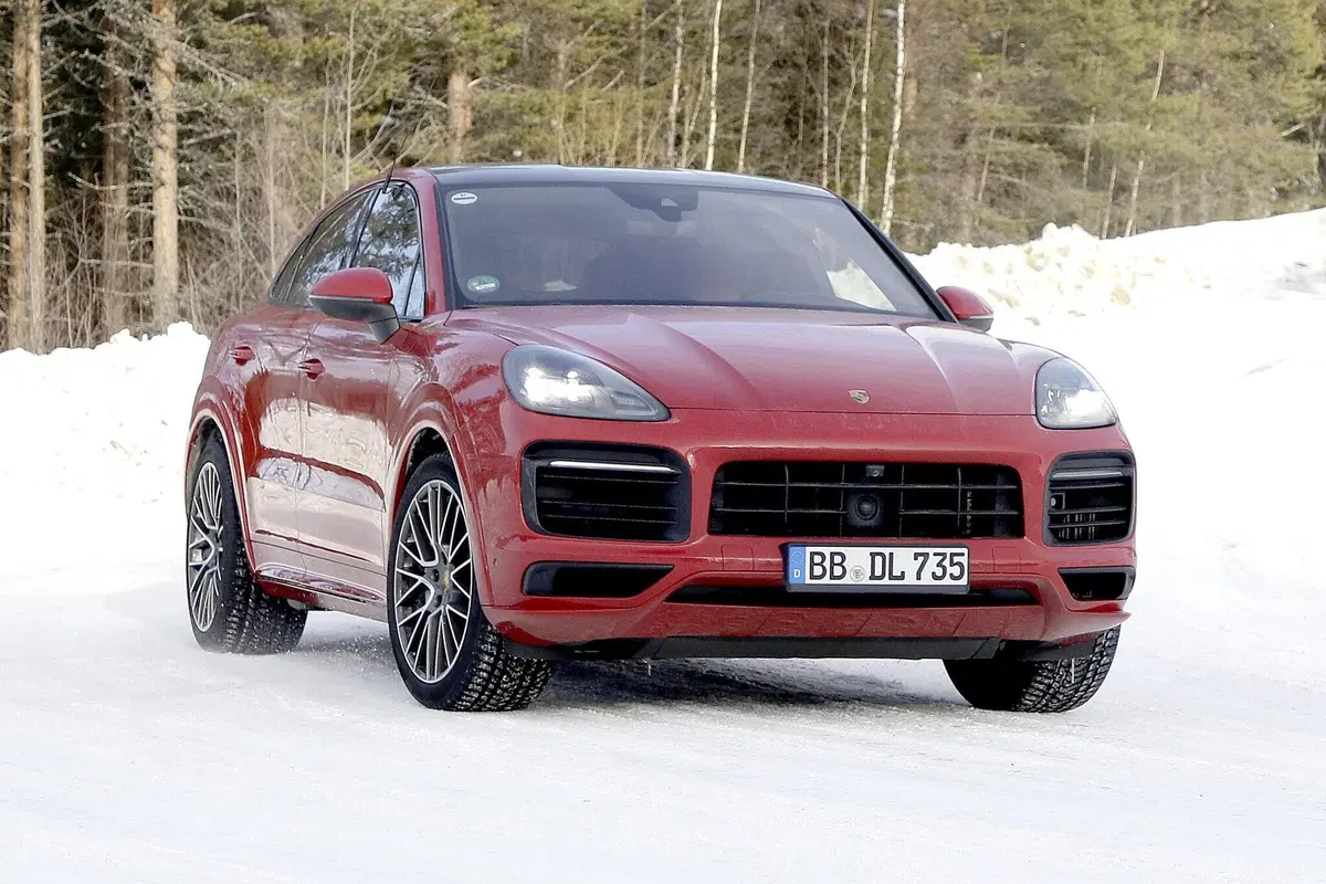 Porsche Cayenne Coupé GTS: avvistato sulla neve [Foto spia] (2)