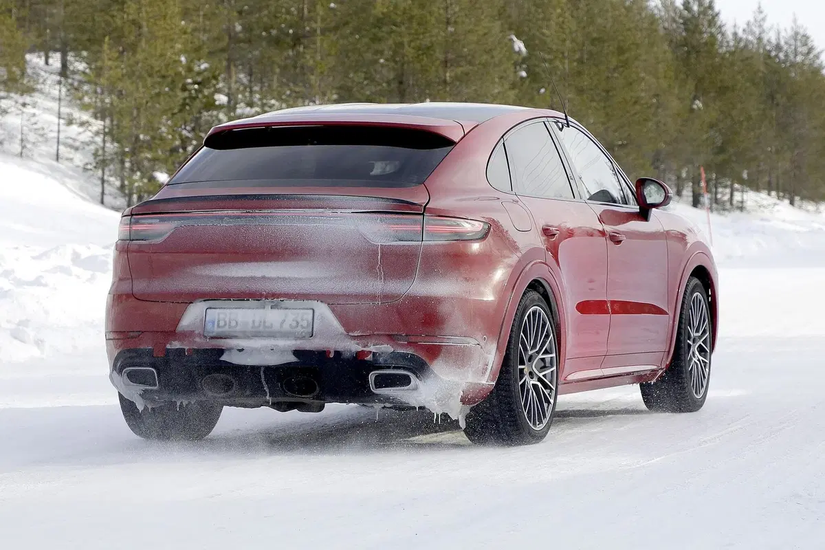 Porsche Cayenne Coupé GTS: avvistato sulla neve [Foto spia] (13)