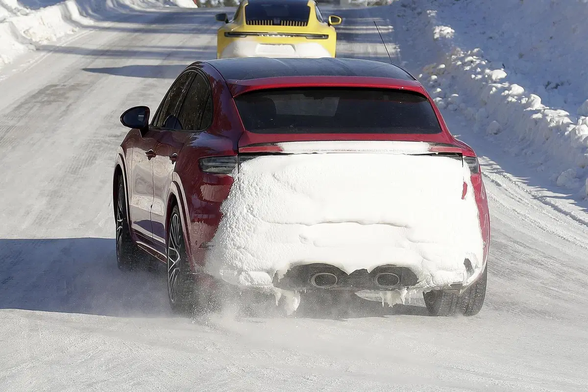 Porsche Cayenne Coupé GTS: avvistato sulla neve [Foto spia] (26)