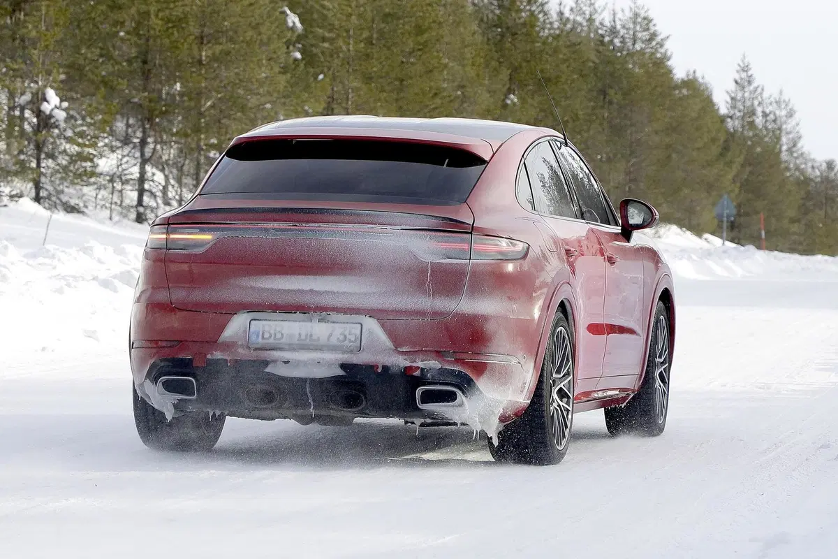 Porsche Cayenne Coupé GTS: avvistato sulla neve [Foto spia] (14)