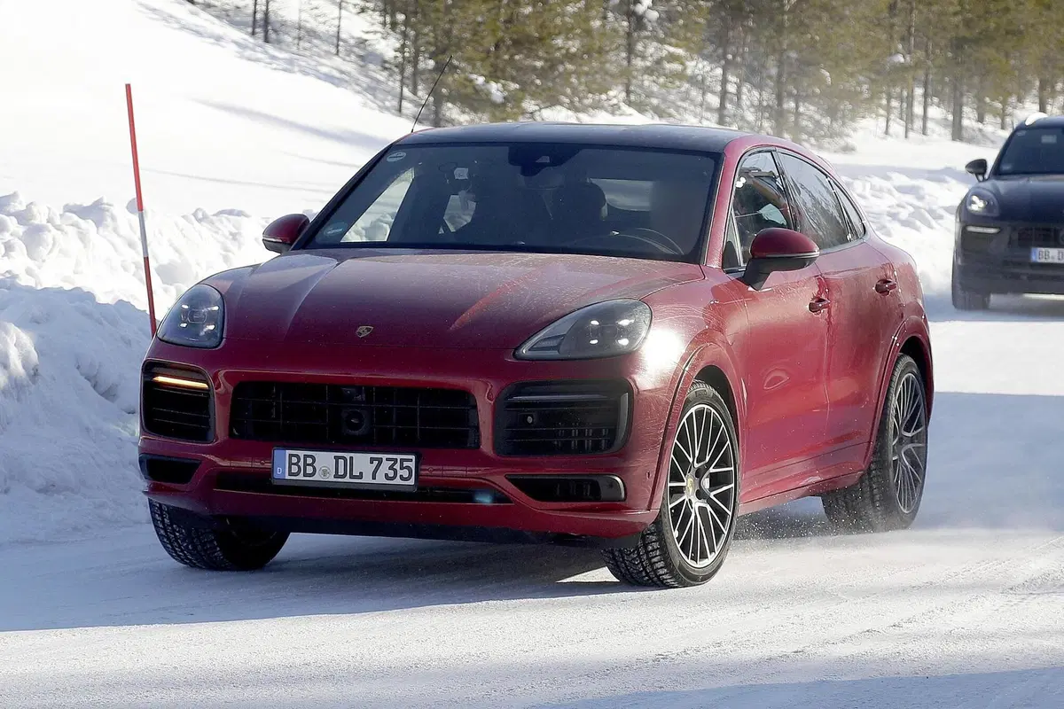 Porsche Cayenne Coupé GTS: avvistato sulla neve [Foto spia] (16)