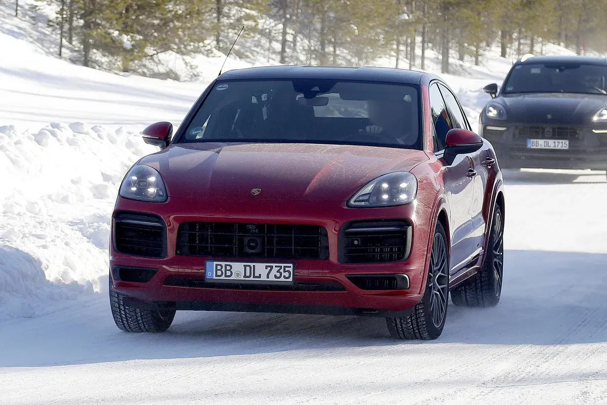 Porsche Cayenne Coupé GTS: avvistato sulla neve [Foto spia] (15)