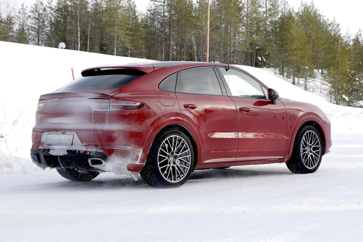 Porsche Cayenne Coupé GTS: avvistato sulla neve [Foto spia] (10)