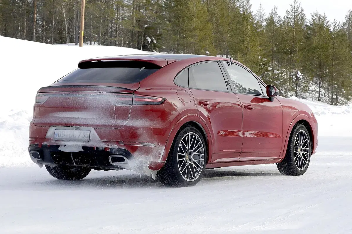 Porsche Cayenne Coupé GTS: avvistato sulla neve [Foto spia] (11)