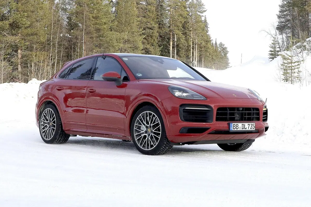 Porsche Cayenne Coupé GTS: avvistato sulla neve [Foto spia] (4)