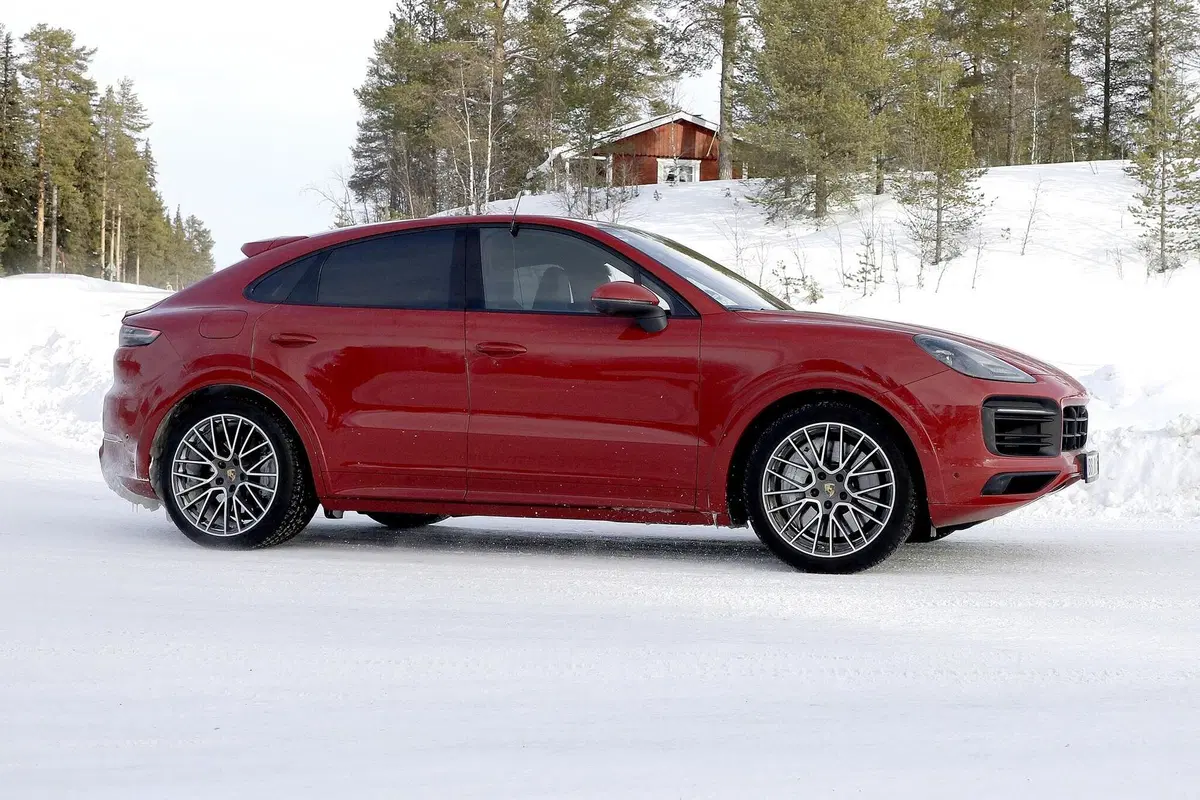 Porsche Cayenne Coupé GTS: avvistato sulla neve [Foto spia] (6)