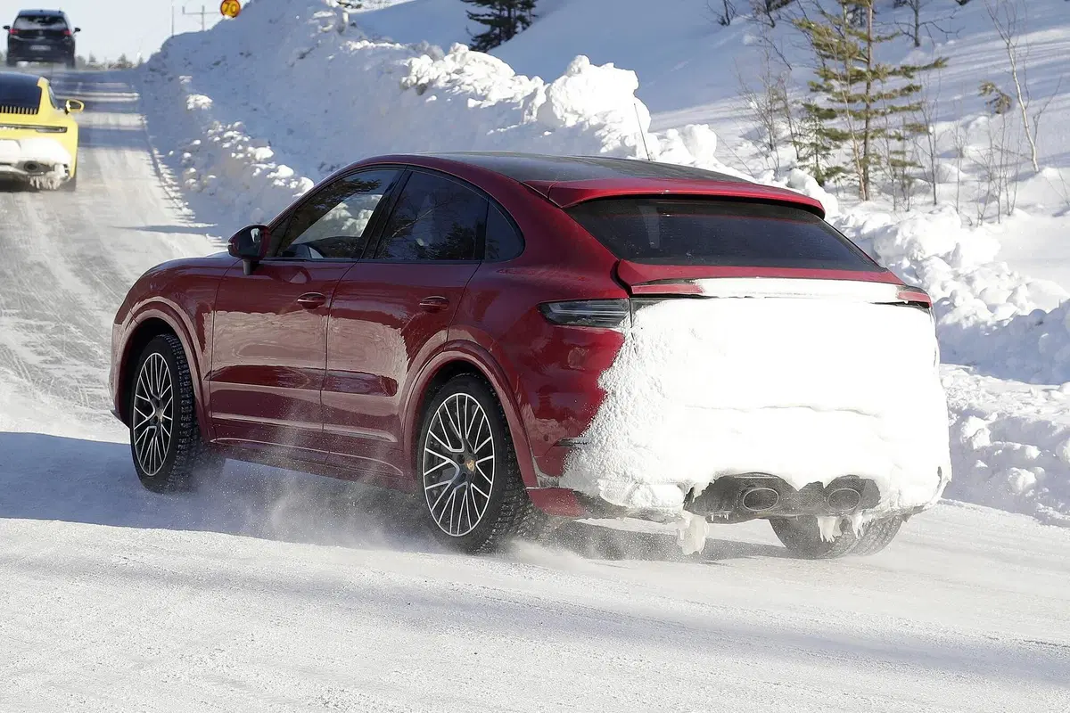 Porsche Cayenne Coupé GTS: avvistato sulla neve [Foto spia] (27)