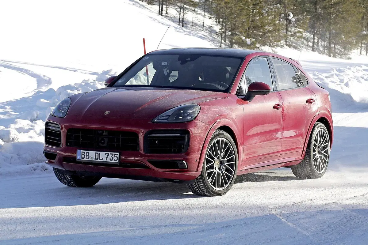 Porsche Cayenne Coupé GTS: avvistato sulla neve [Foto spia] (17)