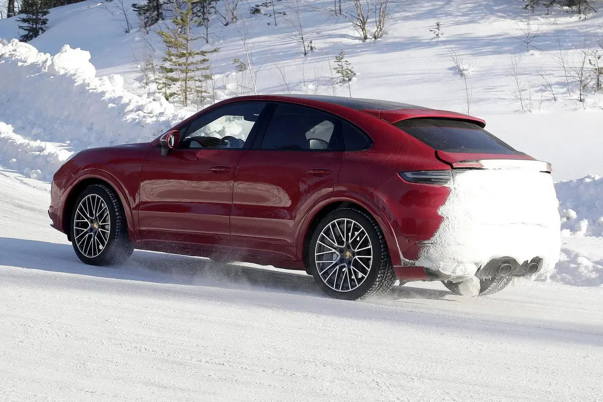 Porsche Cayenne Coupé GTS: avvistato sulla neve [Foto spia] (28)