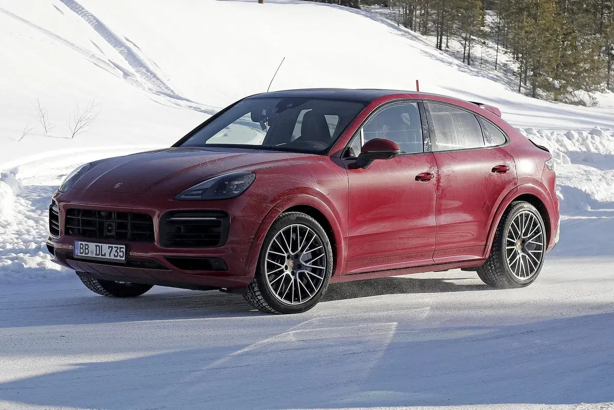 Porsche Cayenne Coupé GTS: avvistato sulla neve [Foto spia] (18)