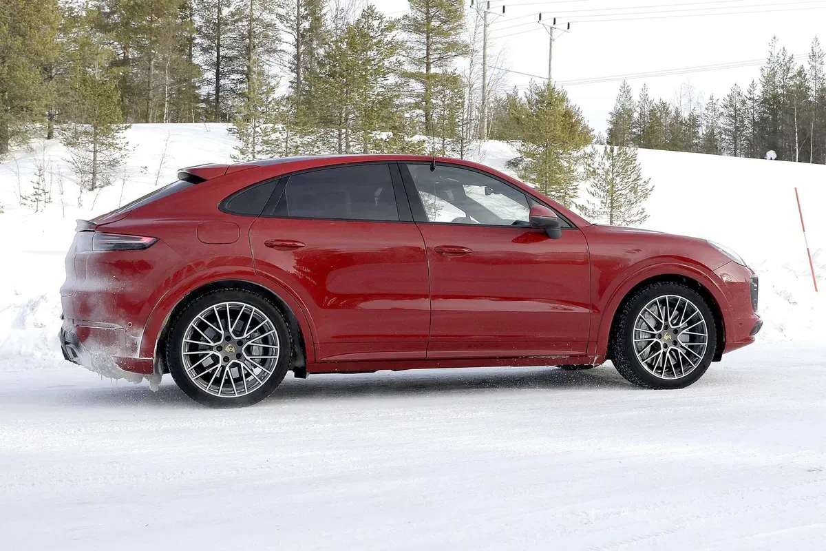 Porsche Cayenne Coupé GTS: avvistato sulla neve [Foto spia] (8)