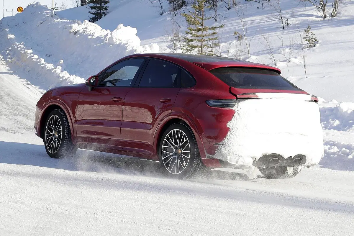 Porsche Cayenne Coupé GTS: avvistato sulla neve [Foto spia] (24)