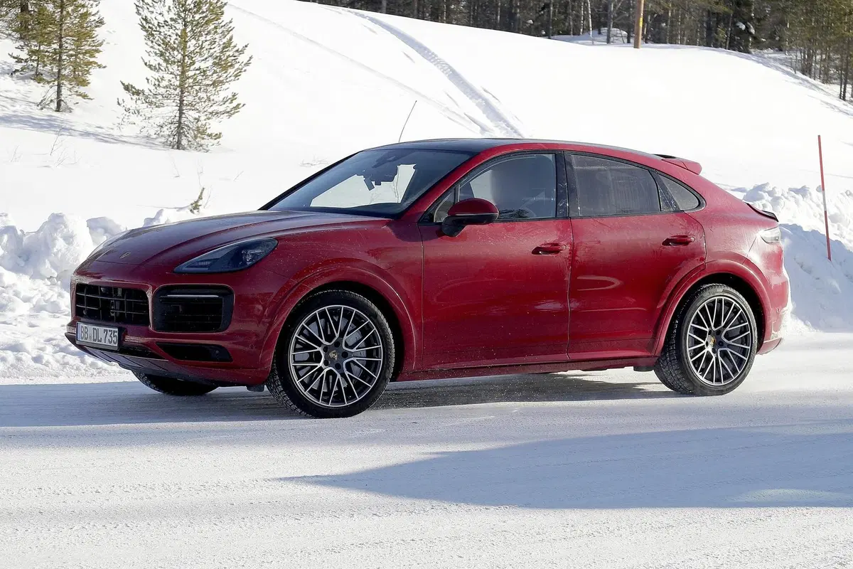 Porsche Cayenne Coupé GTS: avvistato sulla neve [Foto spia] (19)