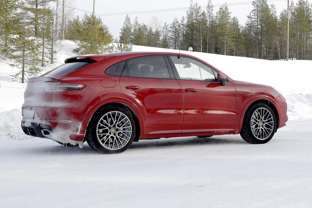 Porsche Cayenne Coupé GTS: avvistato sulla neve [Foto spia] (9)
